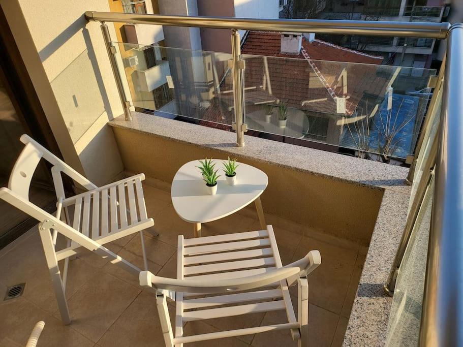 Stylish apartment near City, entire flat, 1 bedroom, 1 large bed in living room