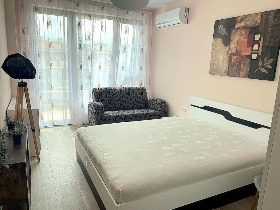 Stylish apartment near City, entire flat, 1 bedroom, 1 large bed in living room