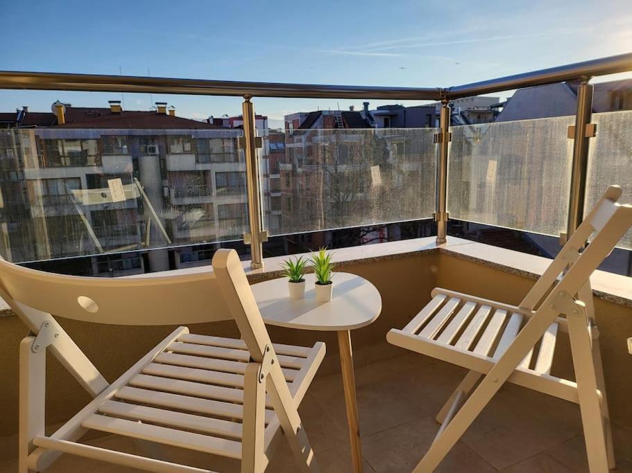 Stylish apartment near City, entire flat, 1 bedroom, 1 large bed in living room