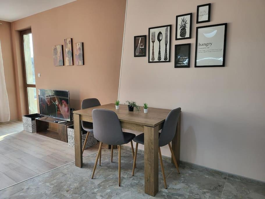 Stylish apartment near City, entire flat, 1 bedroom, 1 large bed in living room