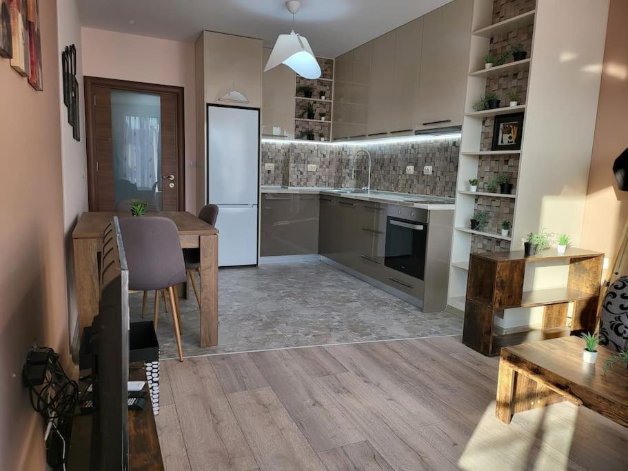 Stylish apartment near City, entire flat, 1 bedroom, 1 large bed in living room