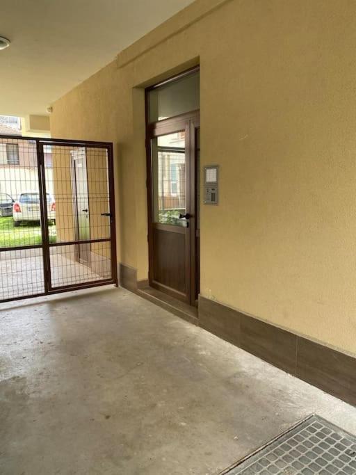 Stylish apartment near City, entire flat, 1 bedroom, 1 large bed in living room