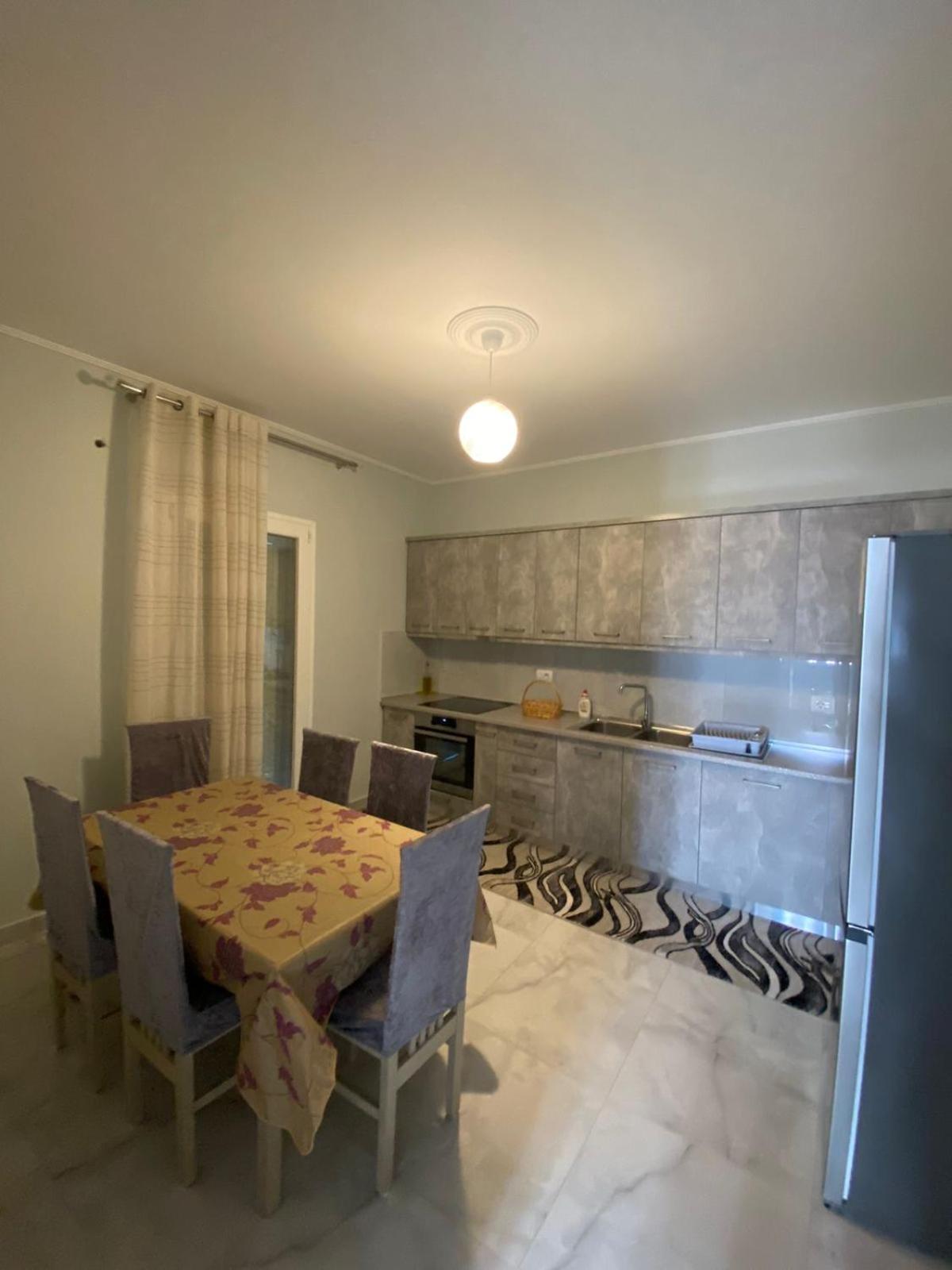 Guest Hours Kolaj photo 2