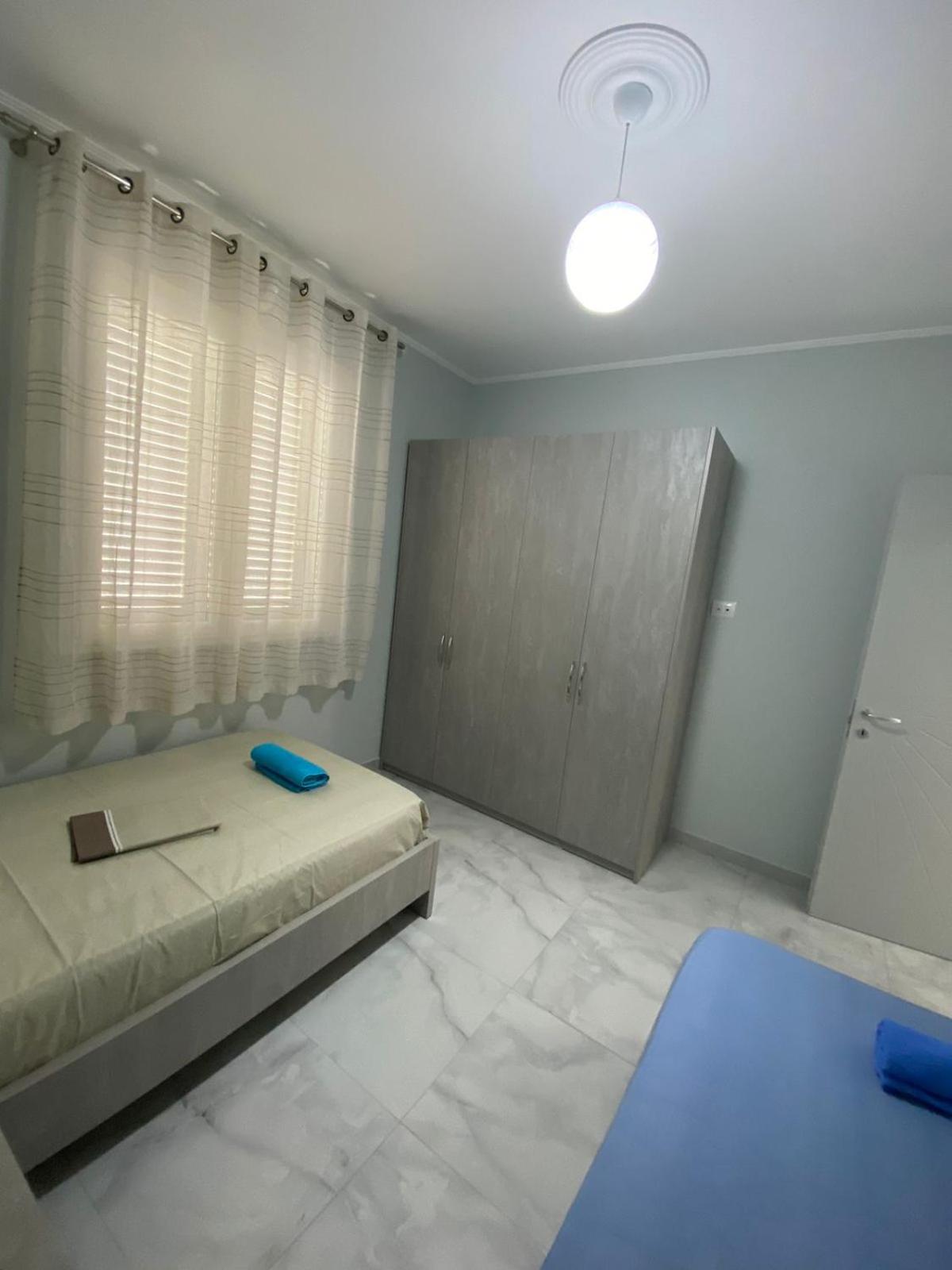 Guest Hours Kolaj