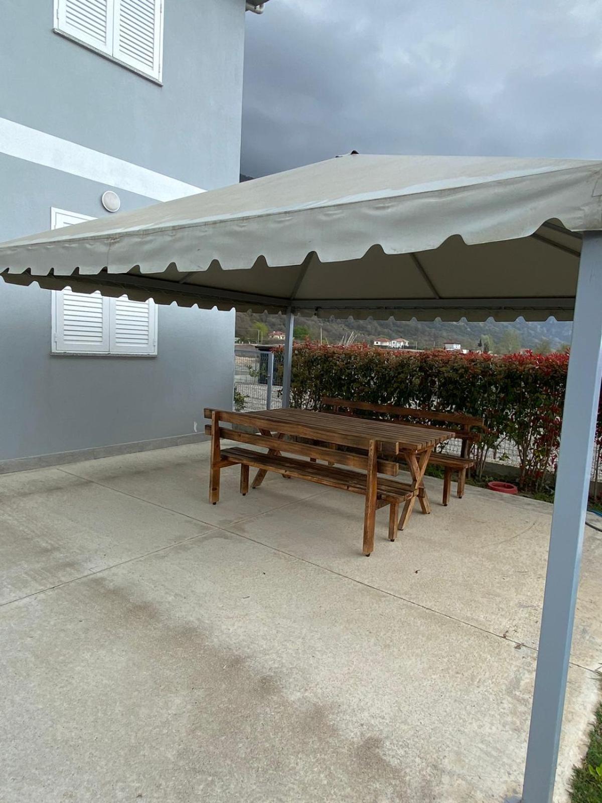 Guest Hours Kolaj