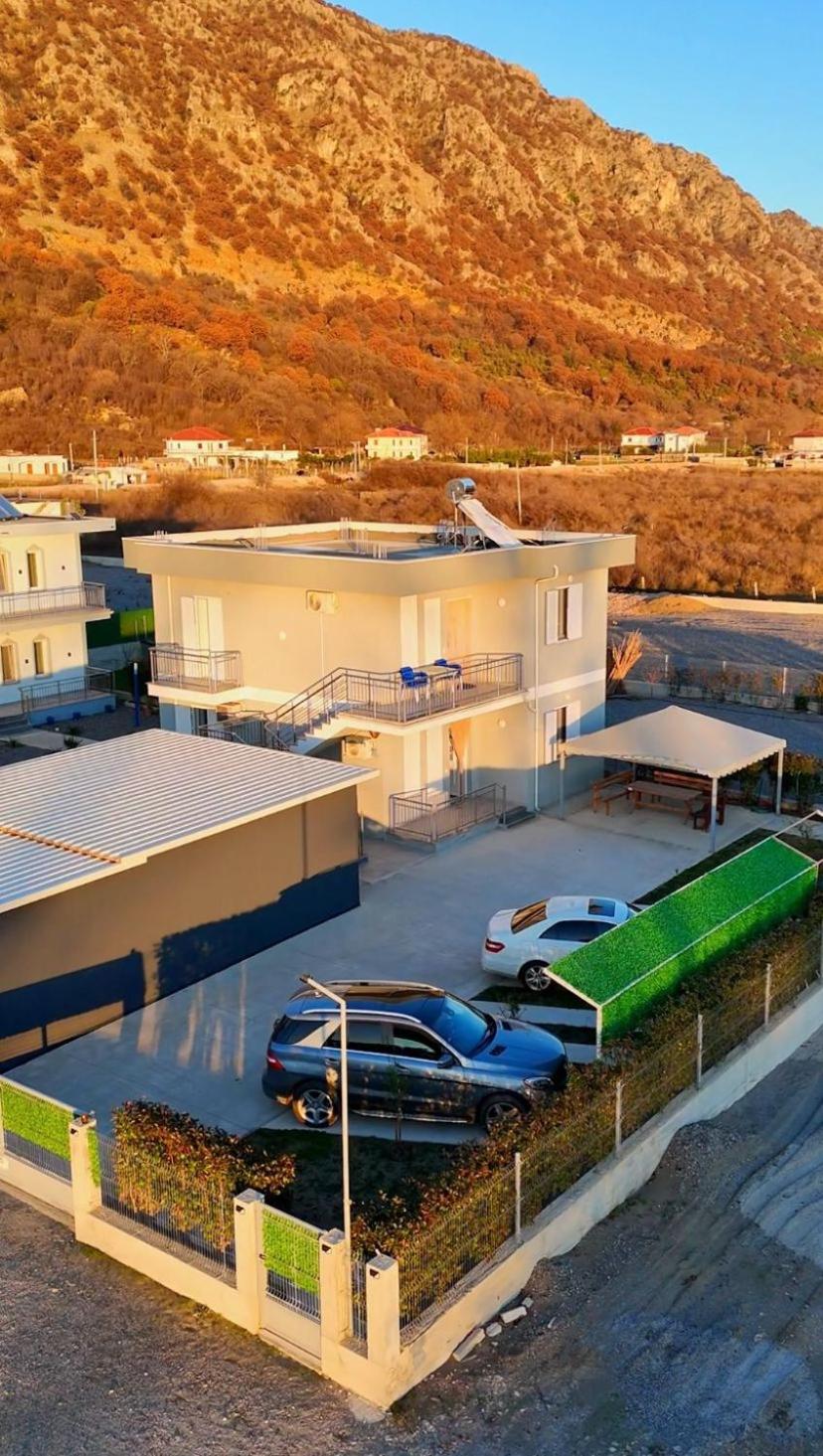Guest Hours Kolaj