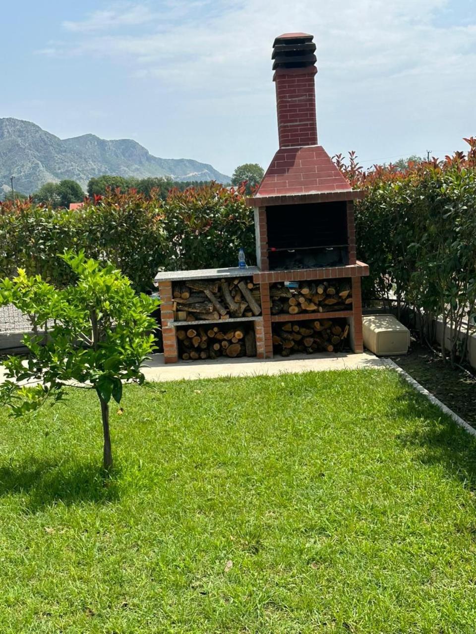 Guest Hours Kolaj