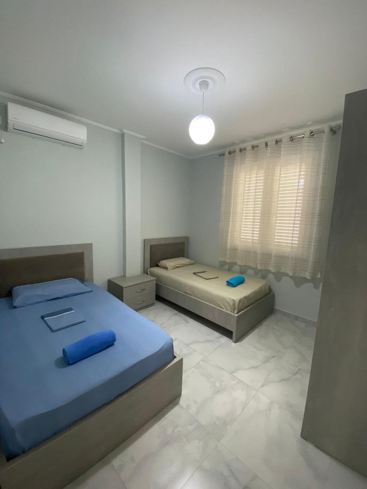 Guest Hours Kolaj