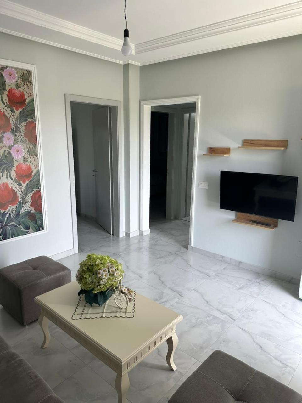 Guest Hours Kolaj