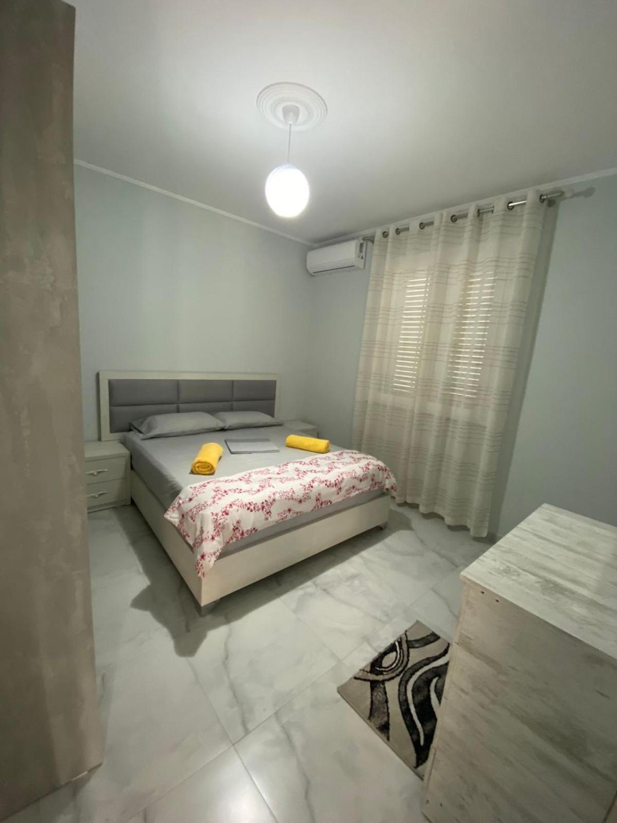 Guest Hours Kolaj