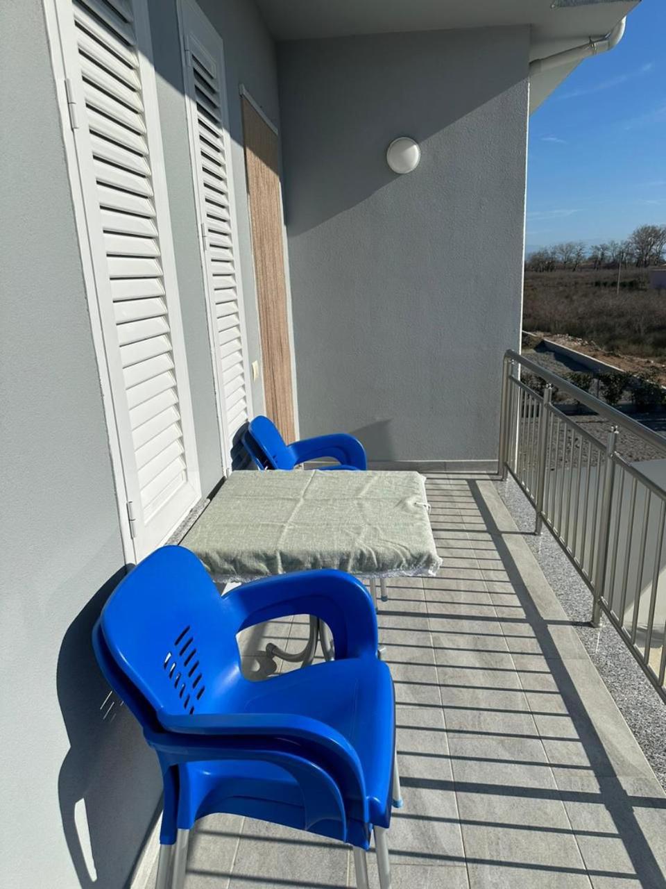 Guest Hours Kolaj