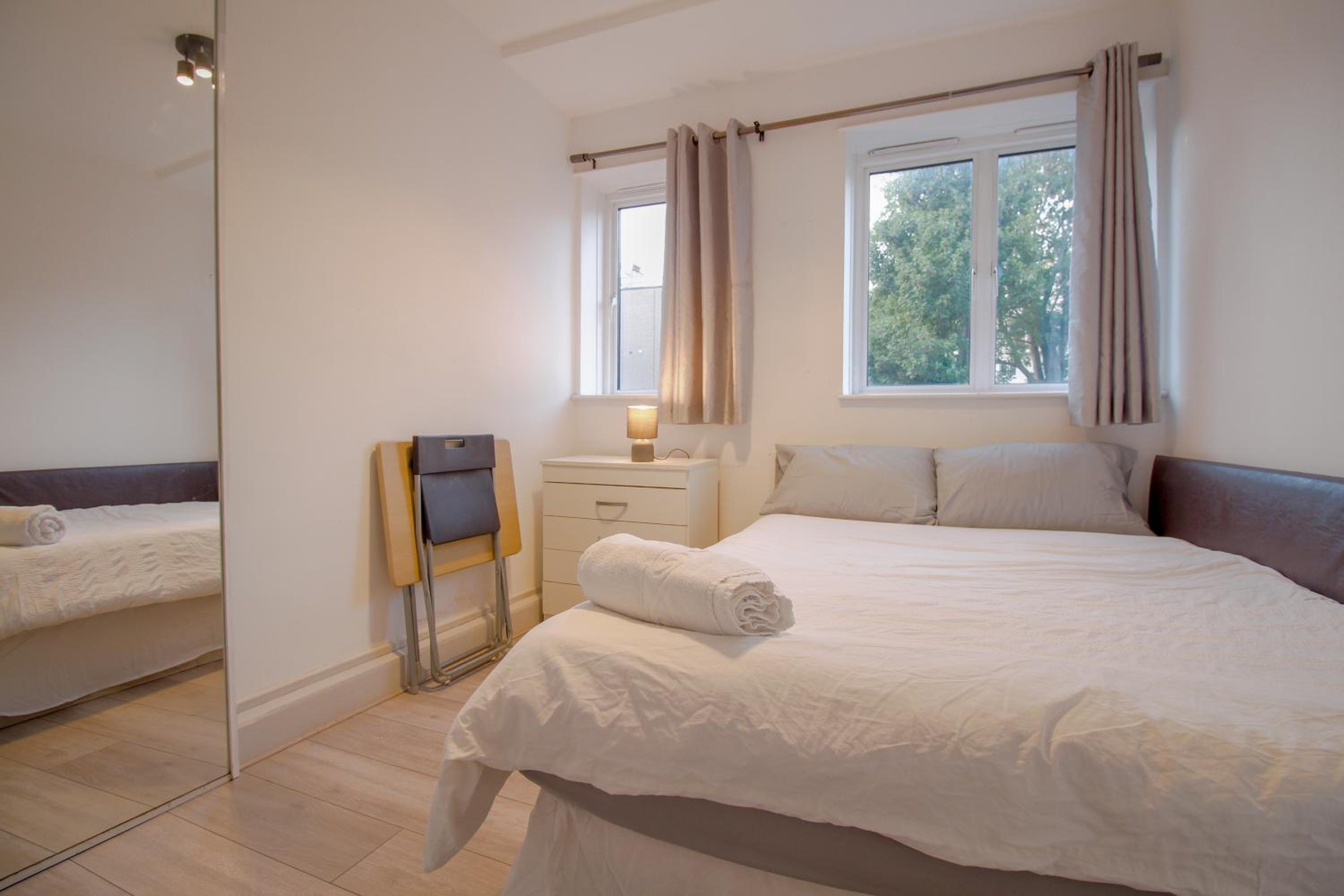 Modern Spacious 4-Bed House
