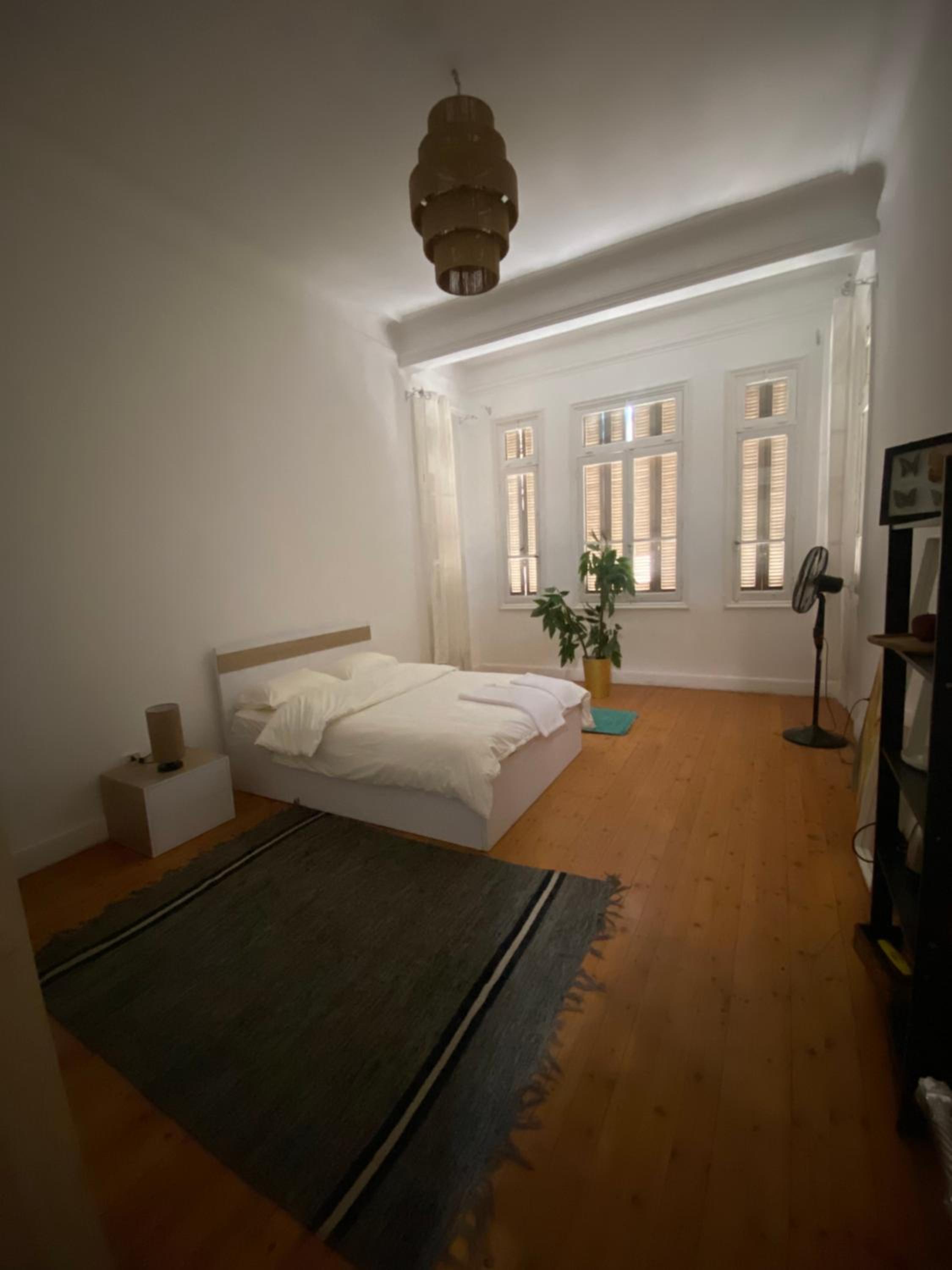 Modern Retro Overlooking CityCenter Room