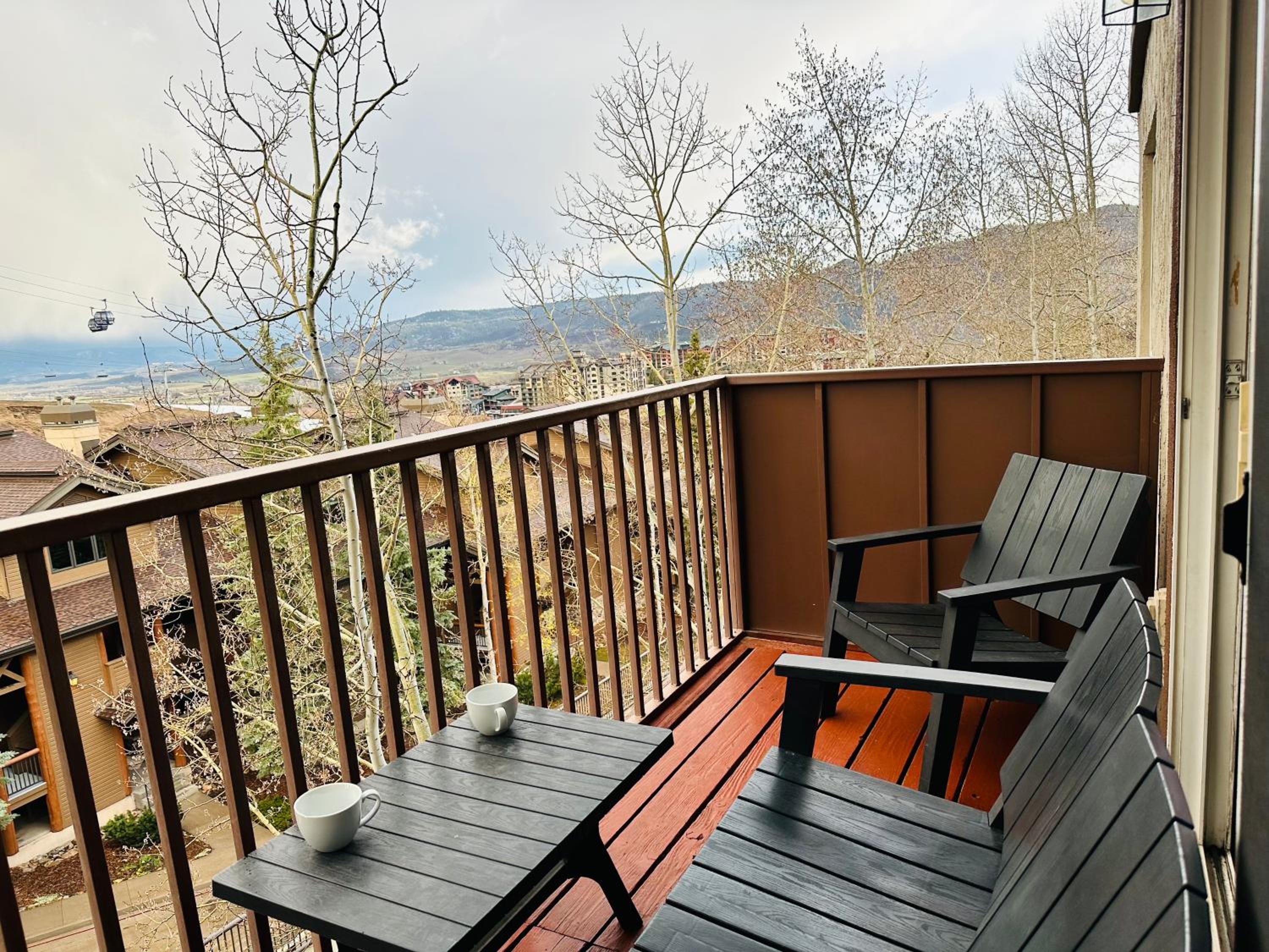 Ski In Ski Out King Beds, Gas Fireplace, Hot Tub, Sauna, 5 min Walk to Base view 2