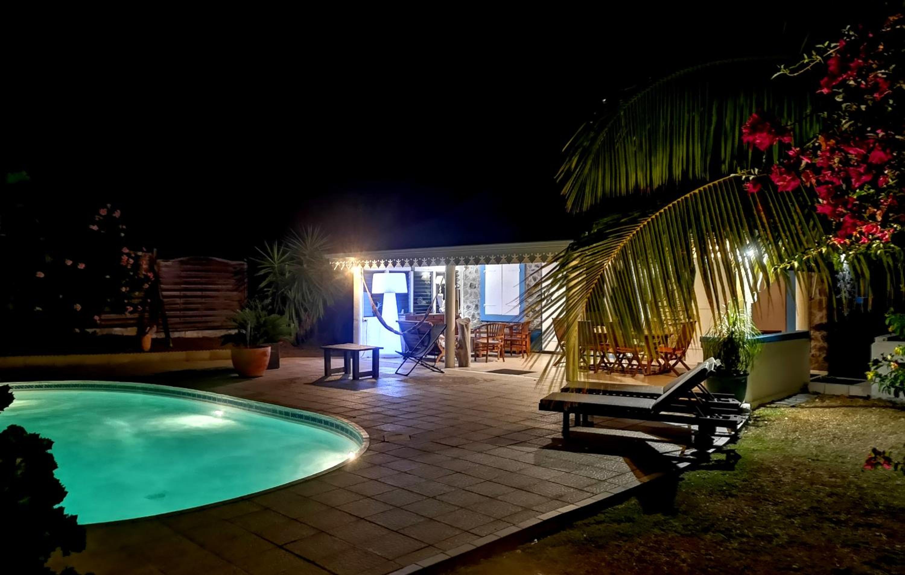 Bord de mer belle villa avec grande piscine view 3