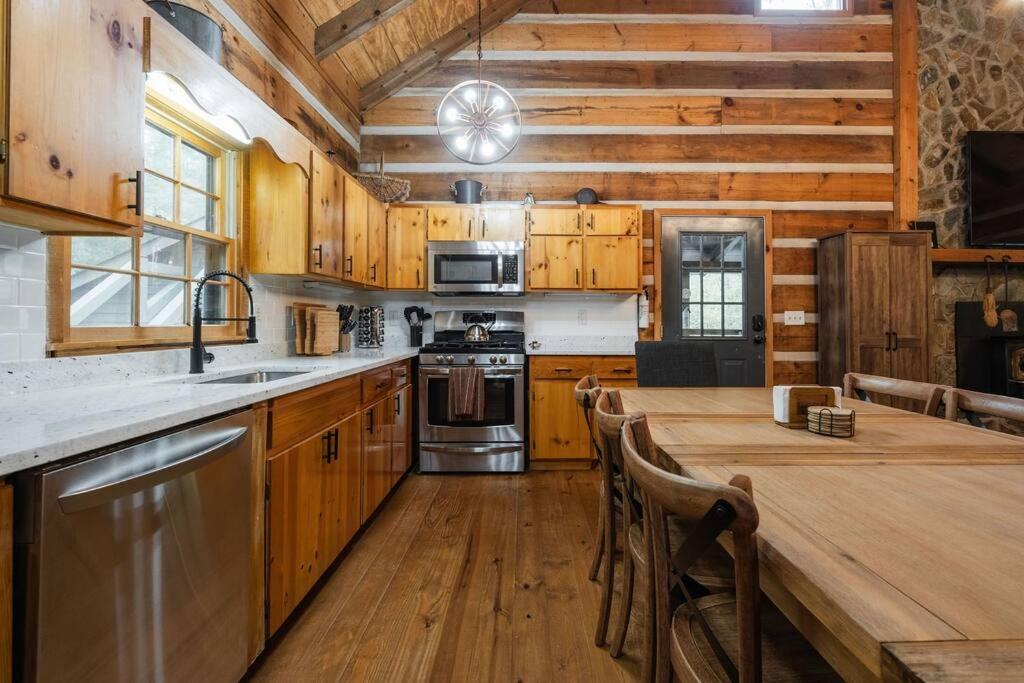 Modern Cabin with Luxury Gym, Firepit + Game Room! view 4