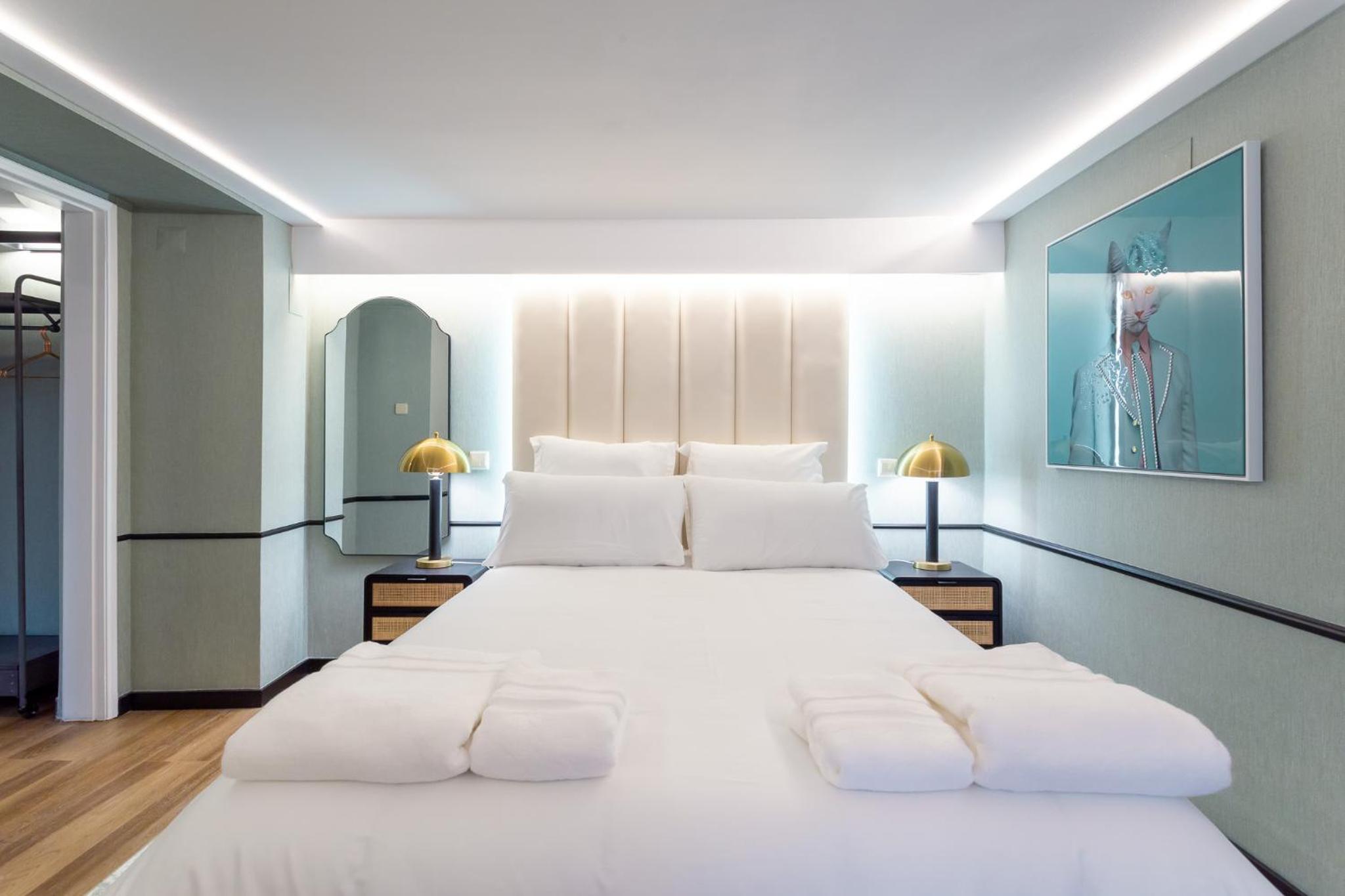 Camões Lounge Apartment w/Courtyard