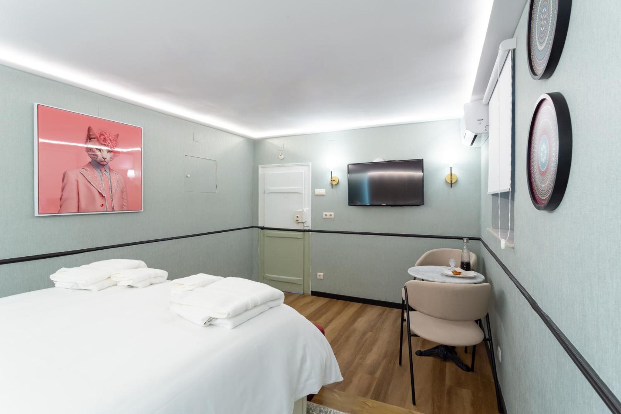 Camões Lounge Apartment w/Courtyard