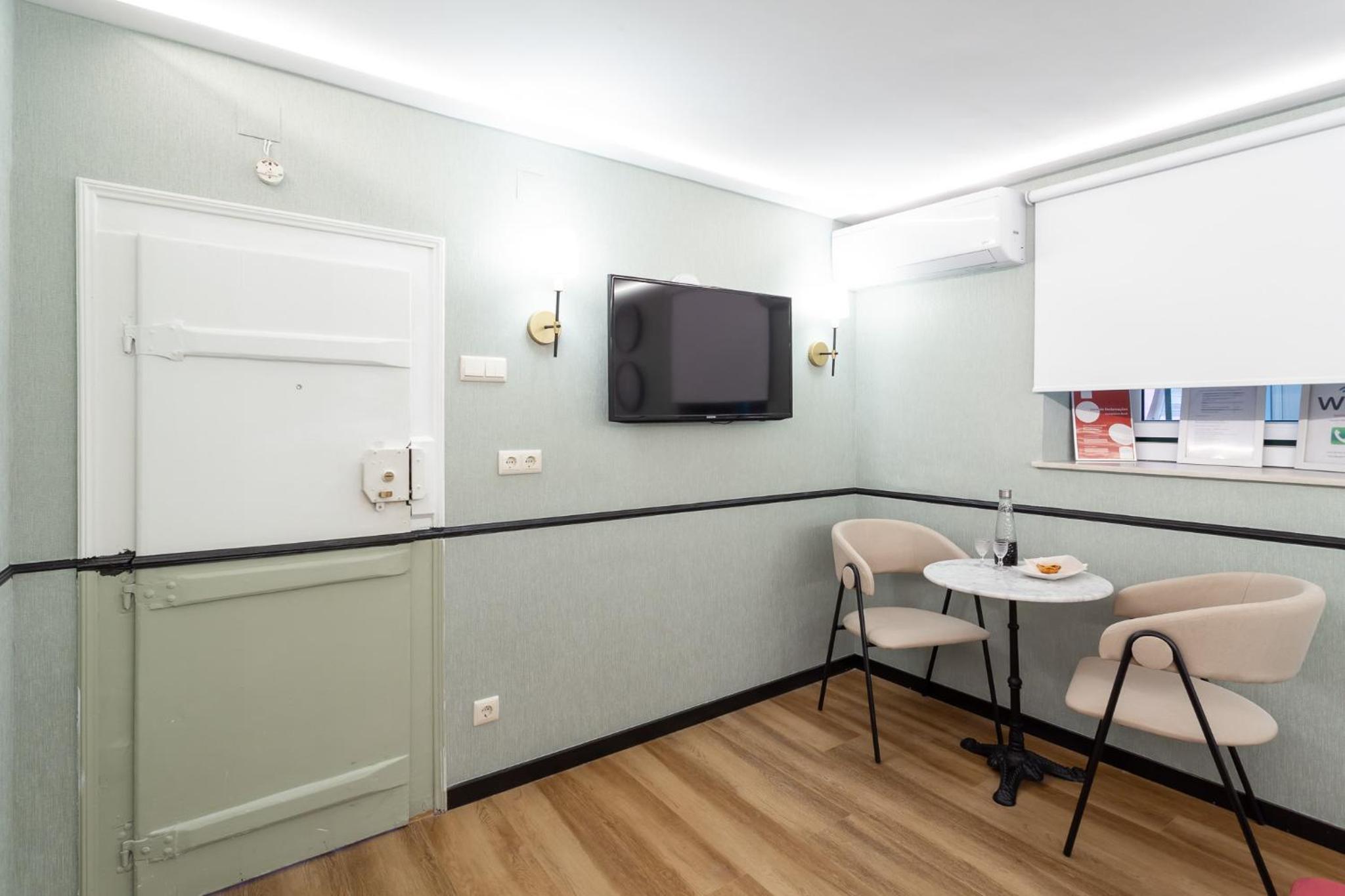 Camões Lounge Apartment w/Courtyard