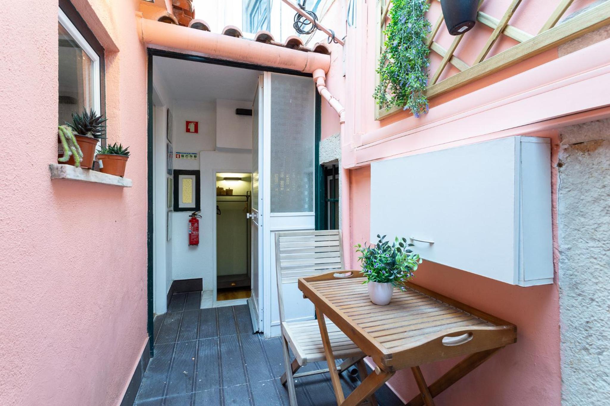 Camões Lounge Apartment w/Courtyard
