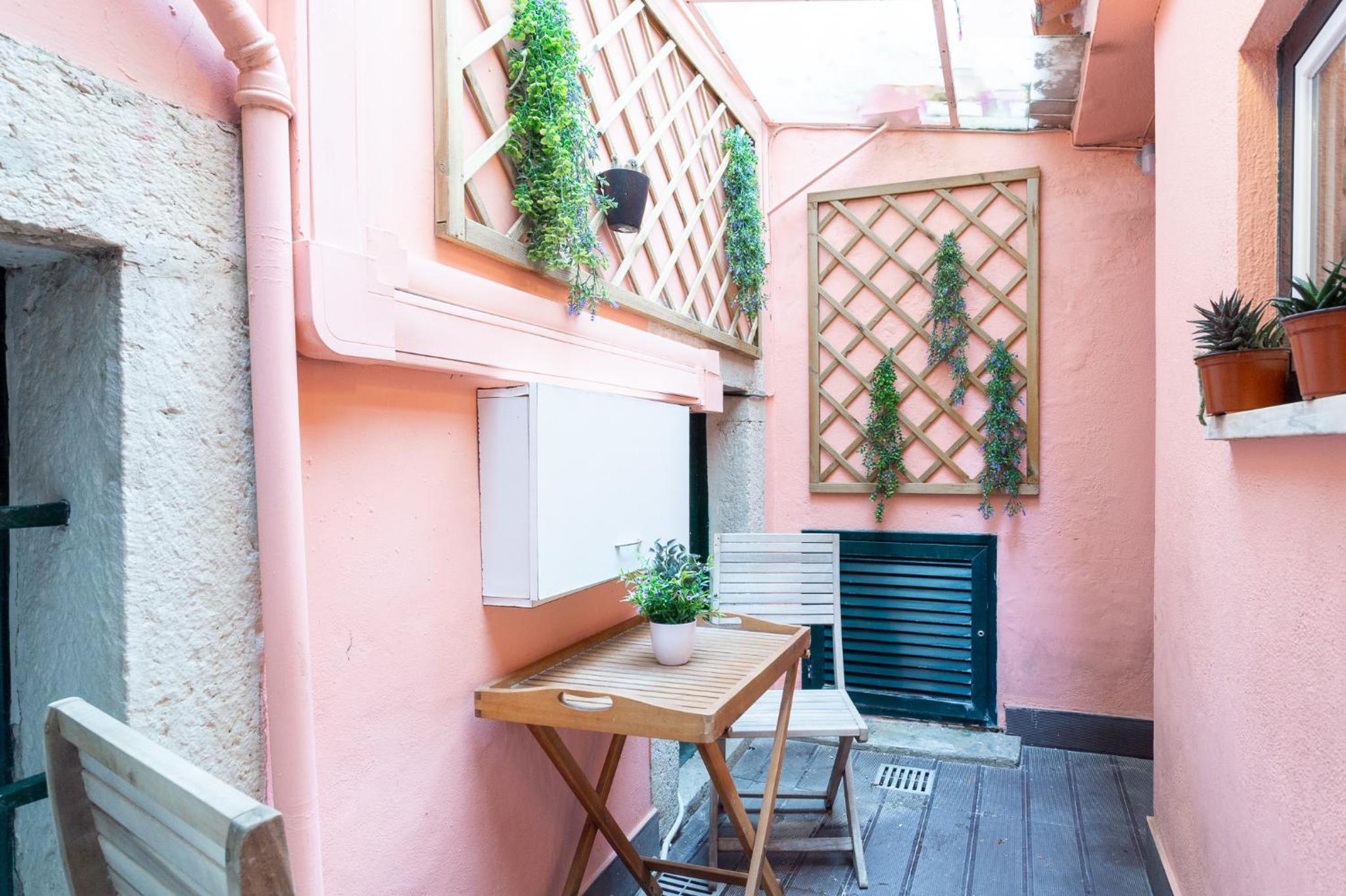Camões Lounge Apartment w/Courtyard