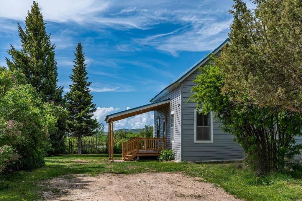 Blue Cottage at Bear Lake: Rustic Serene Retreat view 2