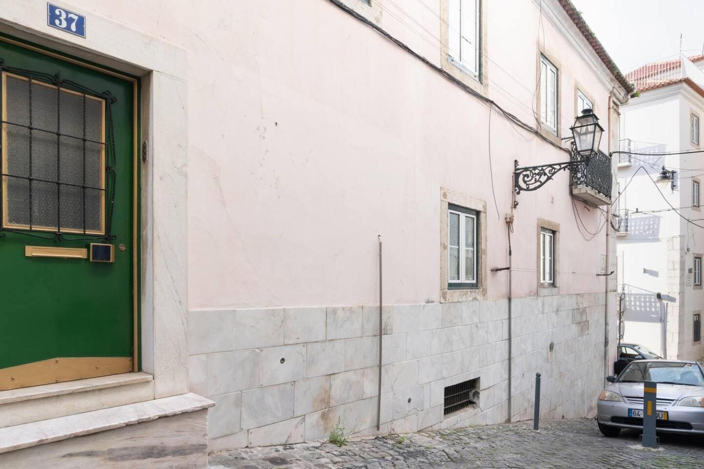 Camões Lounge Apartment w/Courtyard