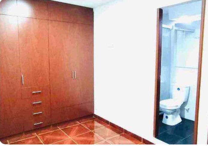 Pleasant Top Level Apartment Close to Shops