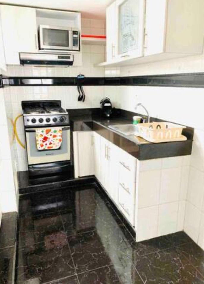 Pleasant Top Level Apartment Close to Shops