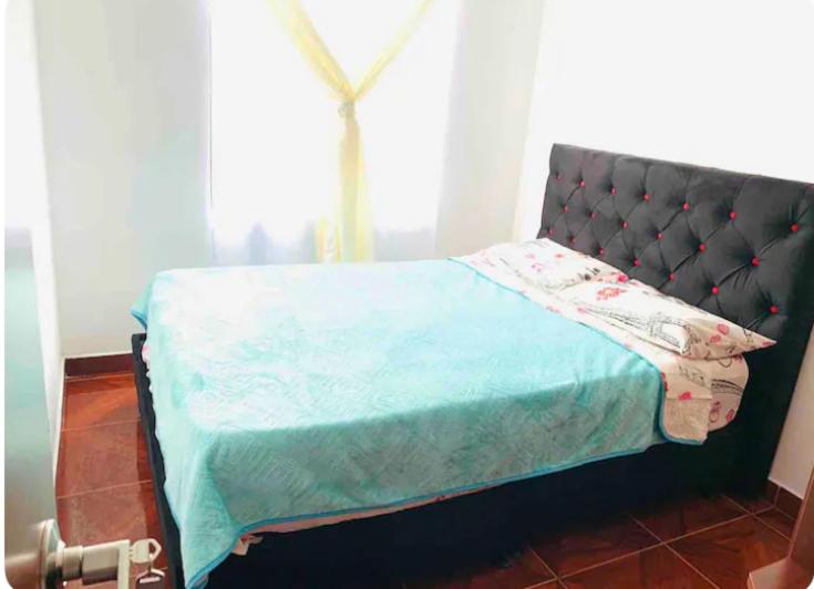 Pleasant Top Level Apartment Close to Shops