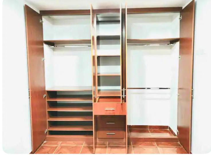 Pleasant Top Level Apartment Close to Shops