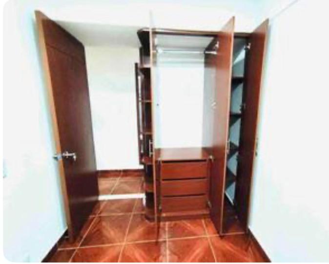 Pleasant Top Level Apartment Close to Shops