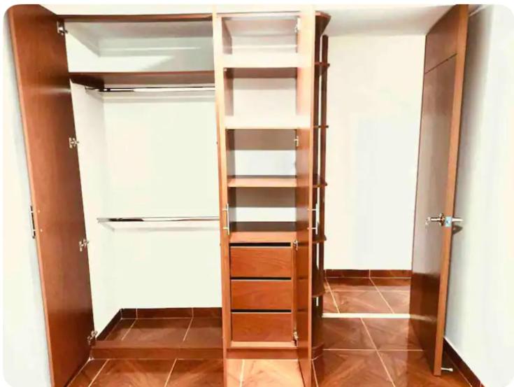 Pleasant Top Level Apartment Close to Shops