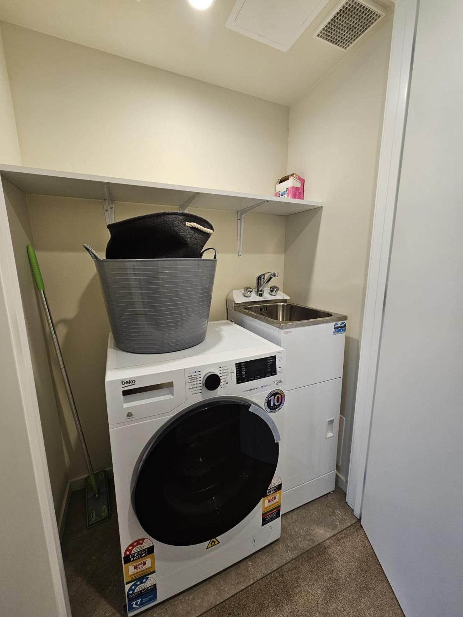 Queenstown Studio, 5mins to Airport, Self Check-in, WIFI, Walk to Shopping Centre view 5