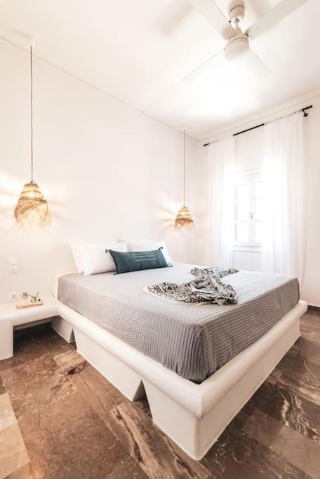 Laidback Luxe 3BR steps to beach en Pánormos — bedroom