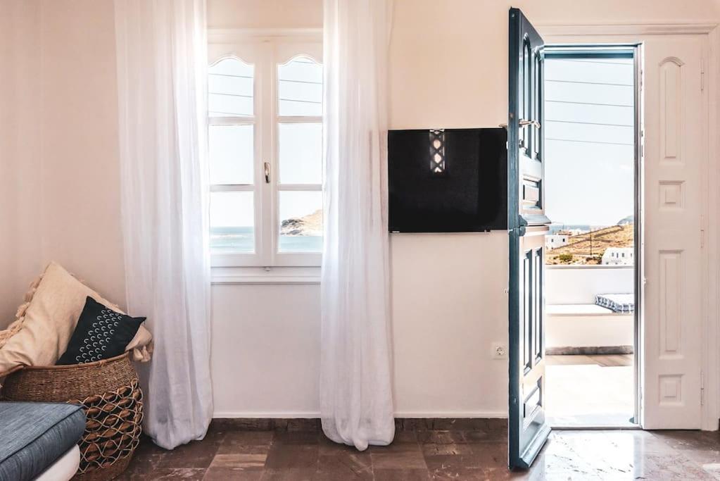 Laidback Luxe 3BR steps to beach en Pánormos — balance & terrace