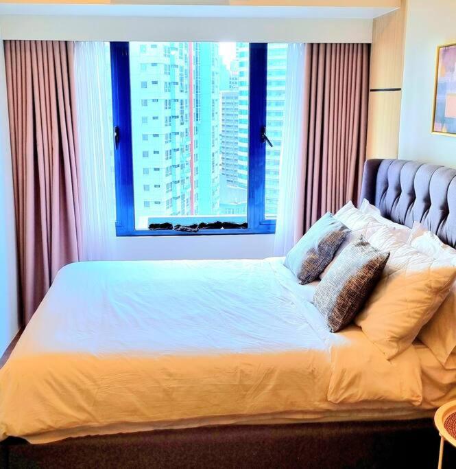 City Center Makati Condo near Ayala Avenue, Smart TV, WiFi view 5