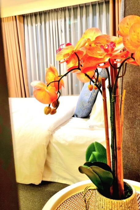City Center Makati Condo near Ayala Avenue, Smart TV, WiFi view 4