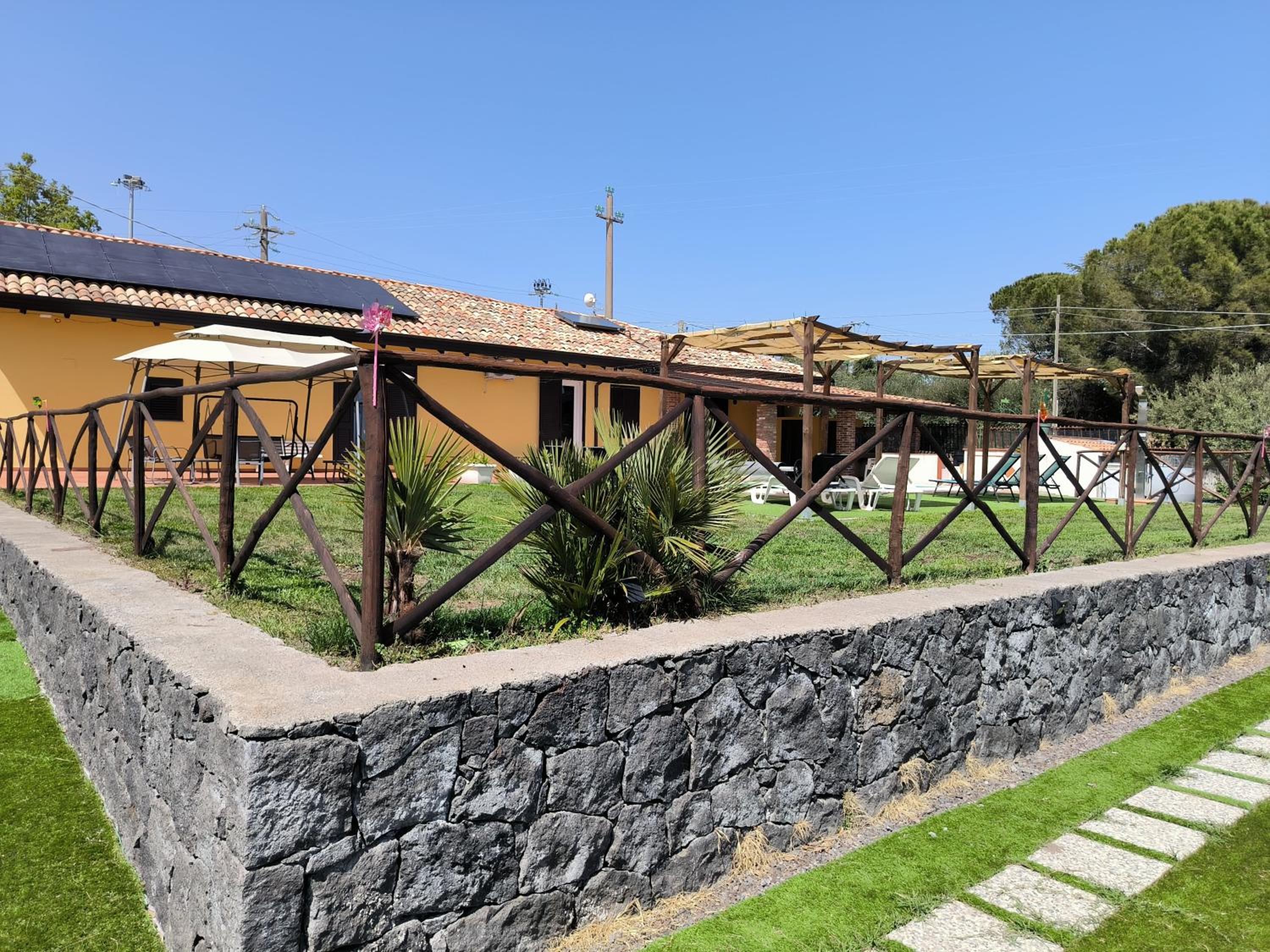 Hotel Villa Egle Belpasso, villa vacanza con piscina - Image 1