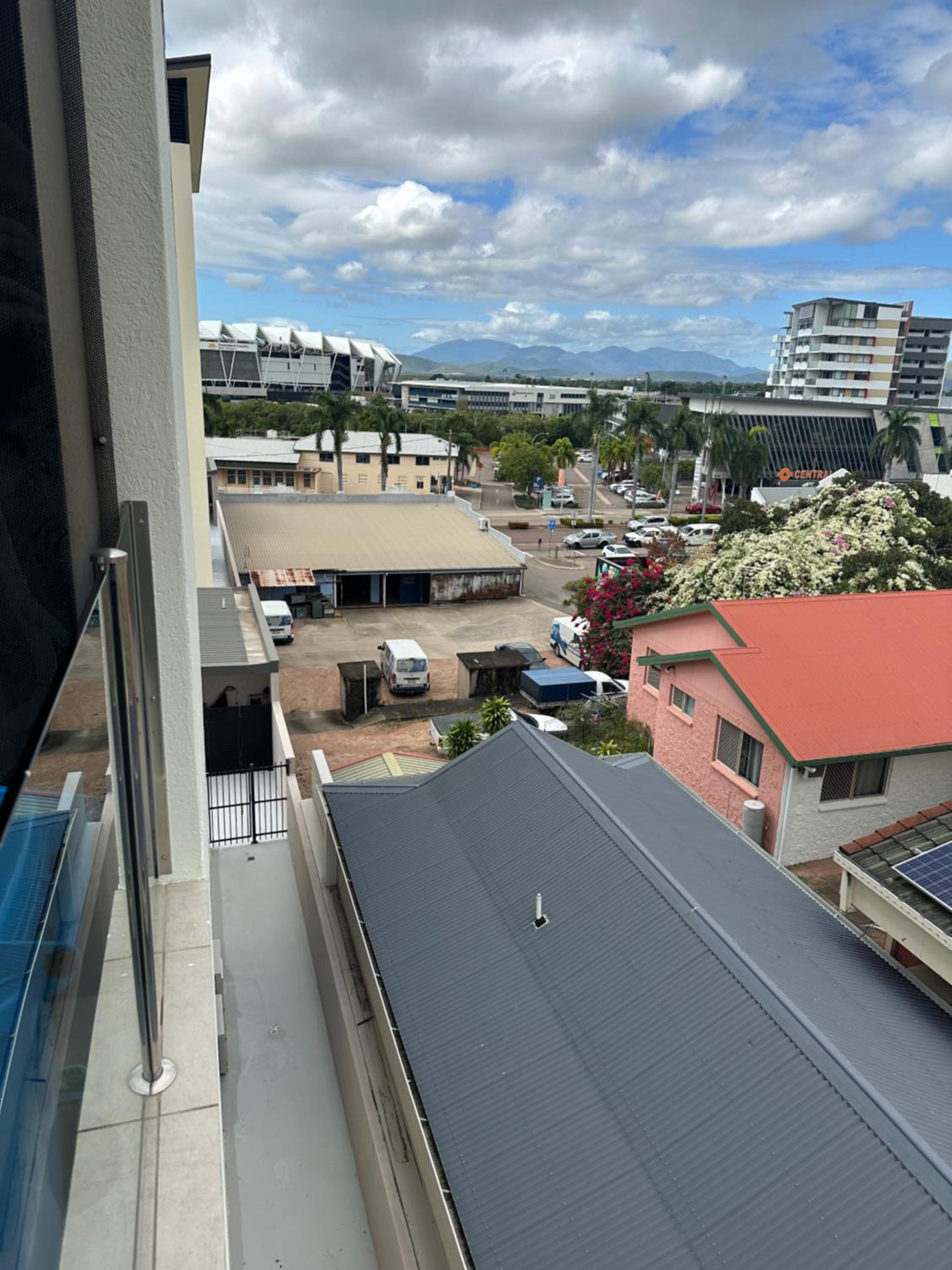 5 minute walk to the Stadium!! Taylord Holiday Homes and Apartments