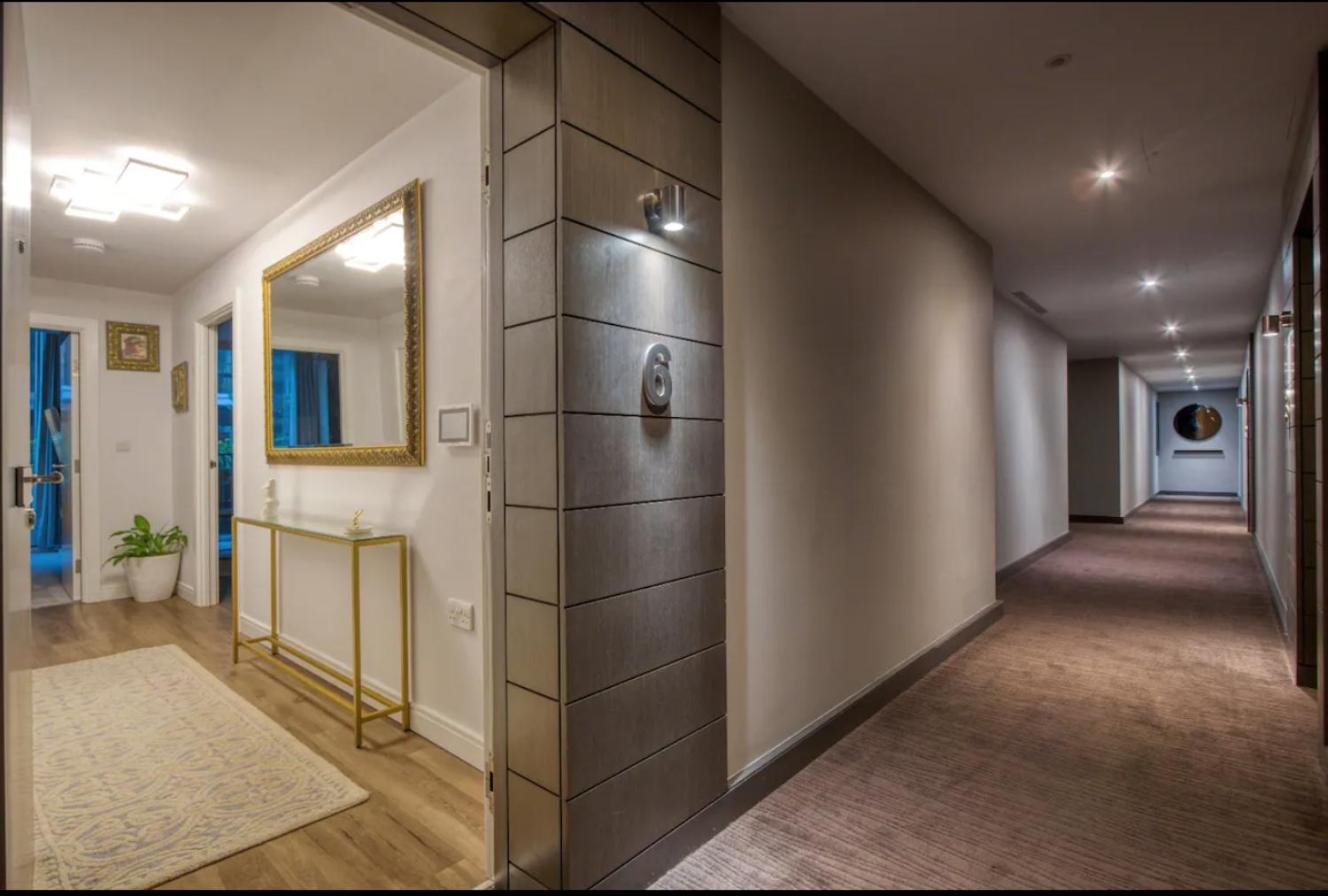 Chelsea Chic: An Upscale and Modern Flat