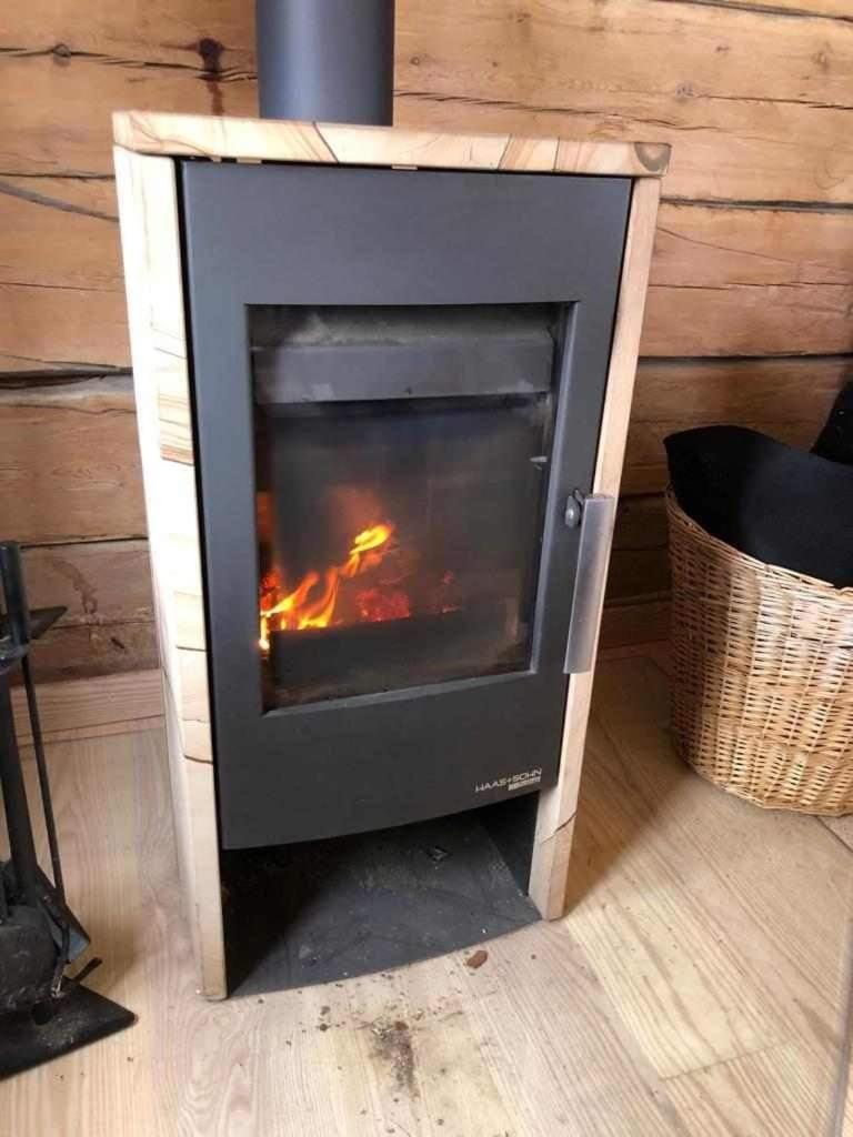 Gemütliche Blockhütte mit Außentoilette und Badezimmer im Haupthaus