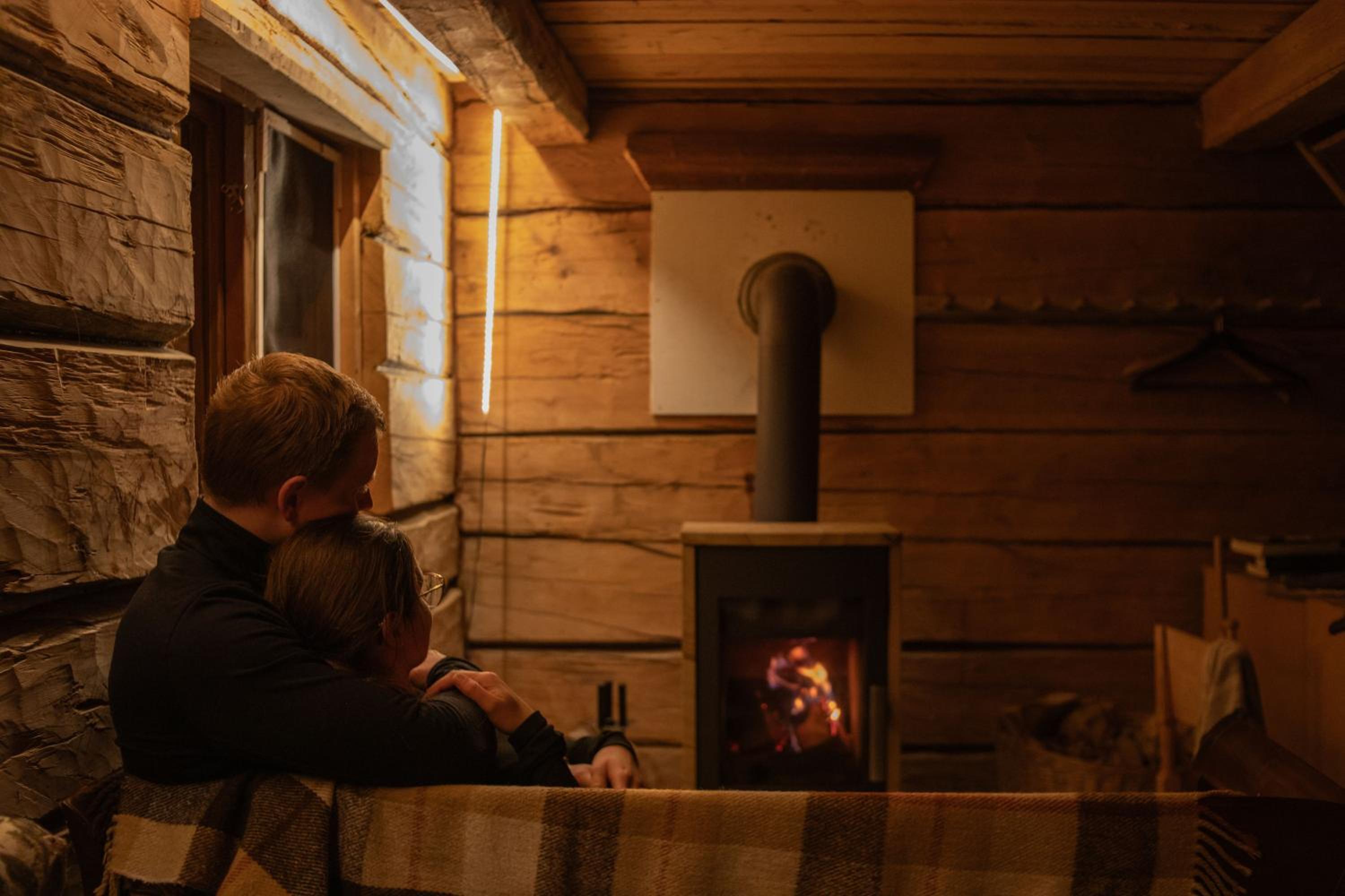 Gemütliche Blockhütte mit Außentoilette und Badezimmer im Haupthaus