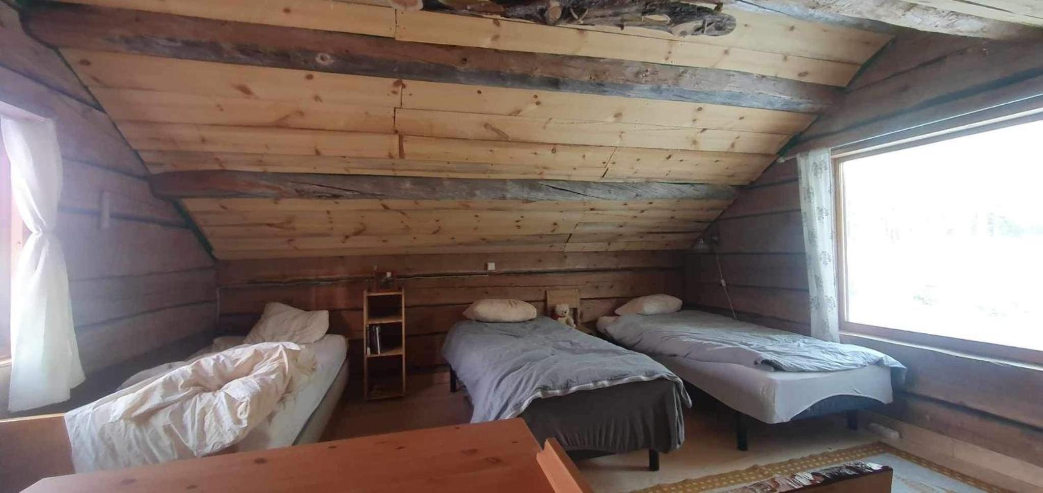 Gemütliche Blockhütte mit Außentoilette und Badezimmer im Haupthaus