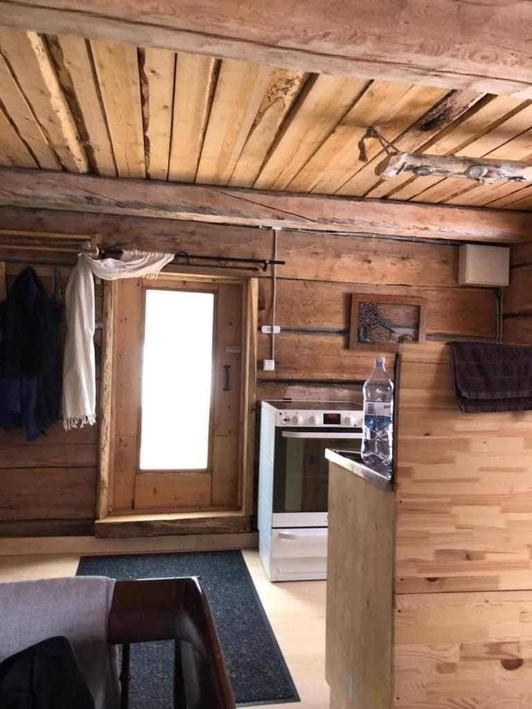Gemütliche Blockhütte mit Außentoilette und Badezimmer im Haupthaus