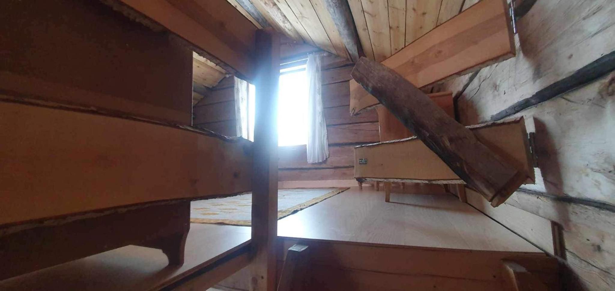 Gemütliche Blockhütte mit Außentoilette und Badezimmer im Haupthaus