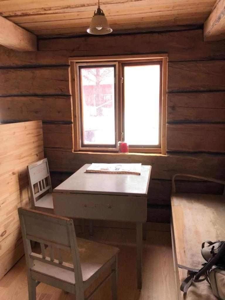 Gemütliche Blockhütte mit Außentoilette und Badezimmer im Haupthaus