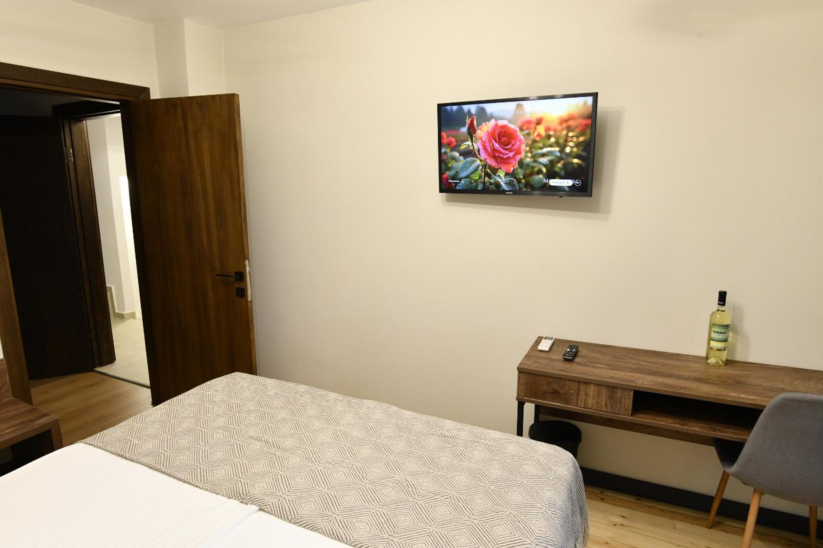 LAZARA Guest House