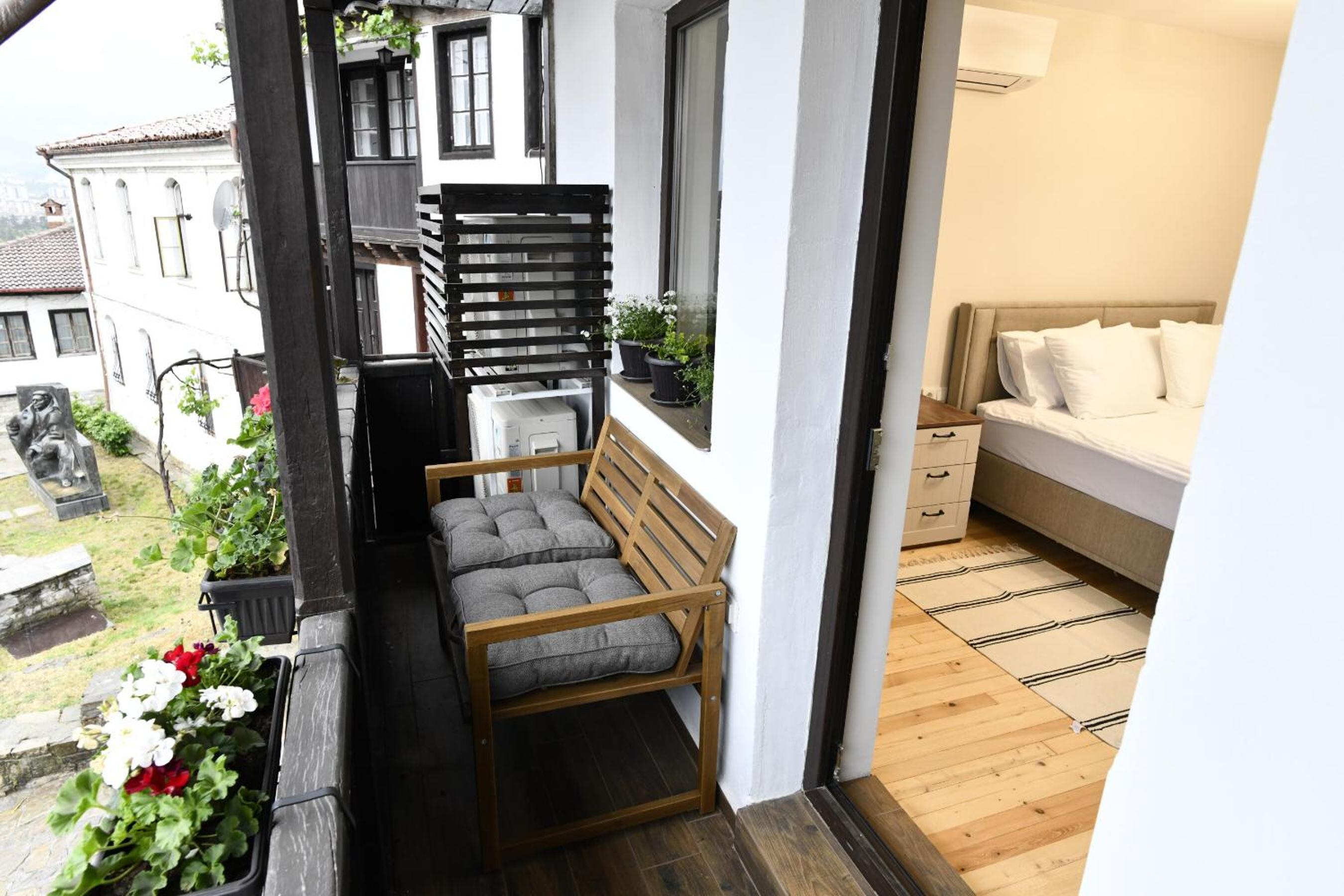 LAZARA Guest House