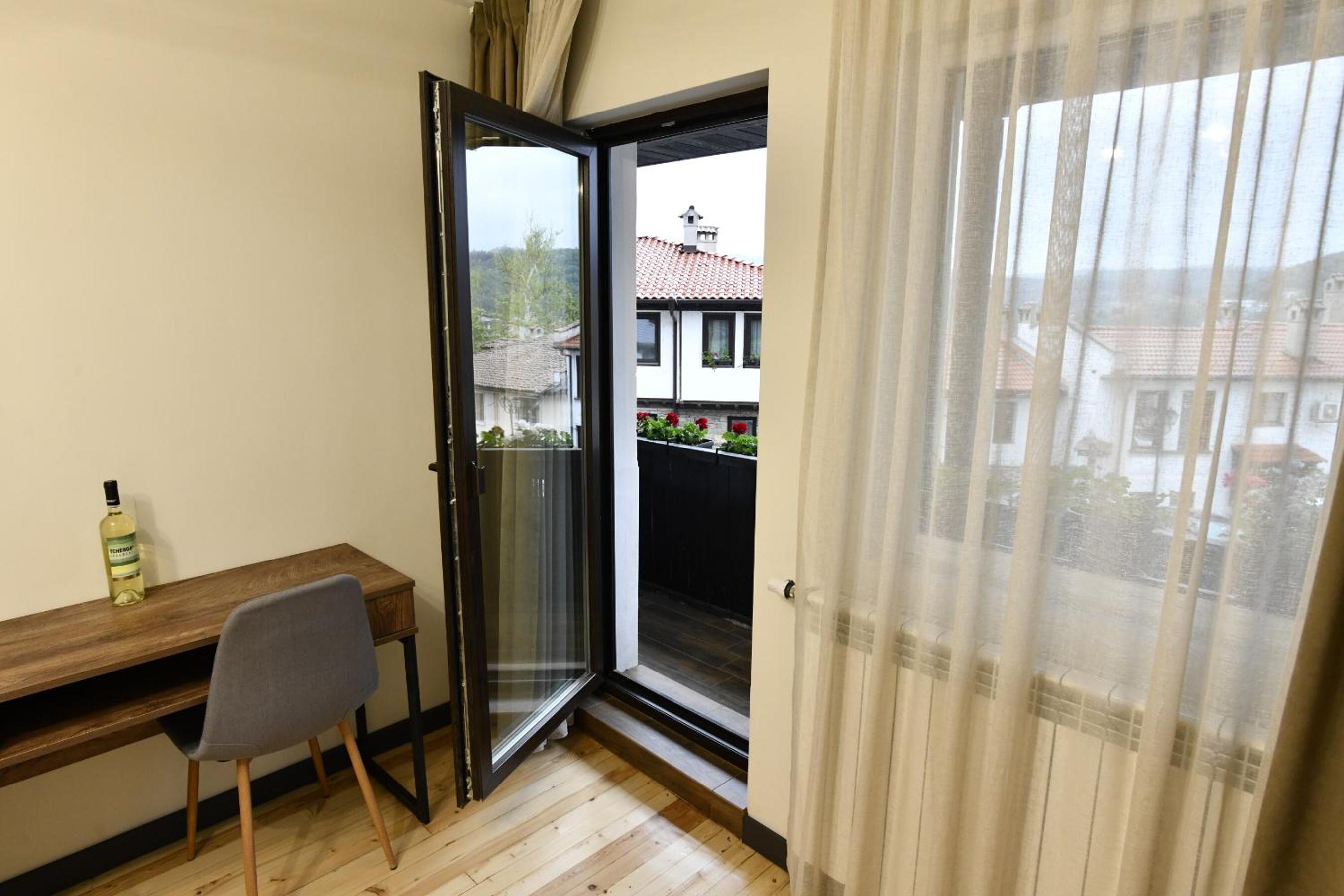 LAZARA Guest House